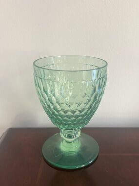 (Qty 1) Villeroy & Boch Green Boston Wine Glass